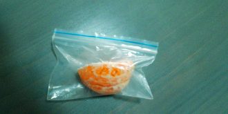 Un quartier de clémentine dans un pochon en plastique