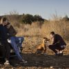 Les personnages incarnés par Anthony Bajon, Raphael Quenard et Galatea Bellugi au milieu de rien avec leur chien et leur voiture. Image issue du film "Chien de la casse" réalisé par Jean-Baptiste Durand.