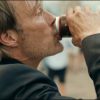 Un homme (incarné par Mads Mikkelsen) boit une canette de bière. Image issue du film "Drunk" réalisé par Thomas Vinterberg.