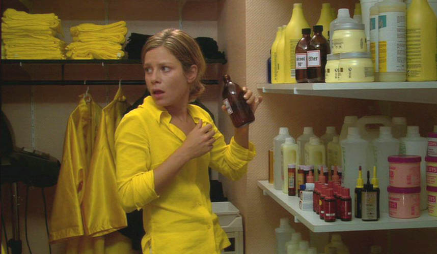 Marina Foïs folle d'alcool dans le film "Filles perdues cheveux gras" de Claude Duty.