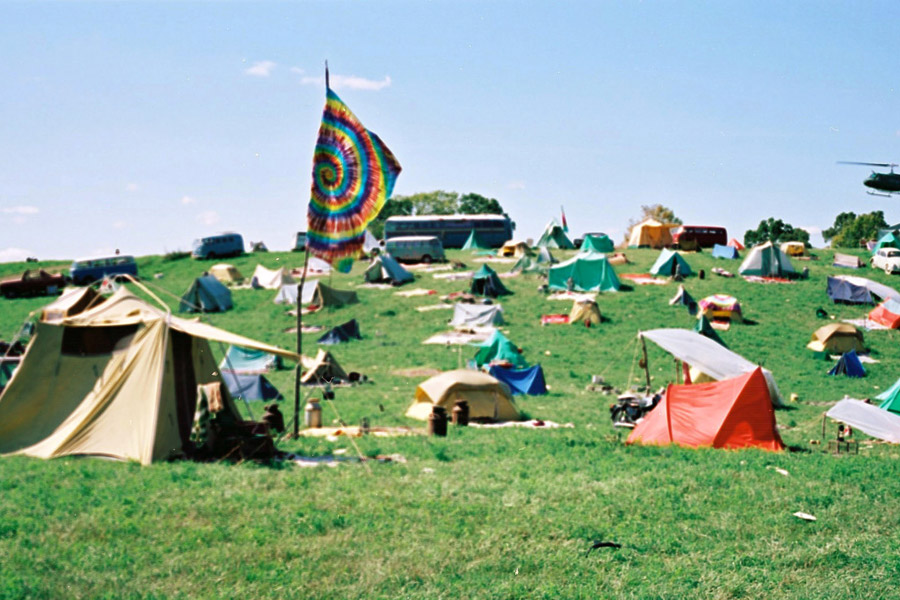 Une vue du camping du festival psychédélique Woodstock