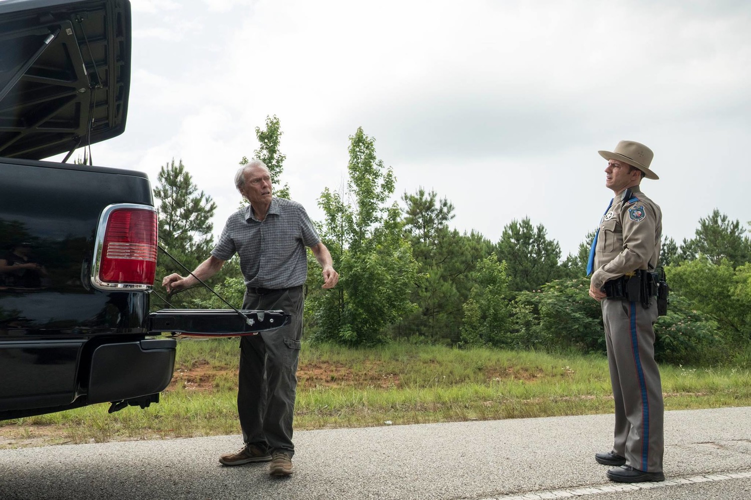 Clint Eastwood en plein contrôle routier dans son film La Mule.