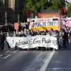 Le cortège LGBT soutient la lutte ouvrière contre le gouvernement de Margaret Thatcher dans le film "PRIDE" réalisé par Matthew Warchus.