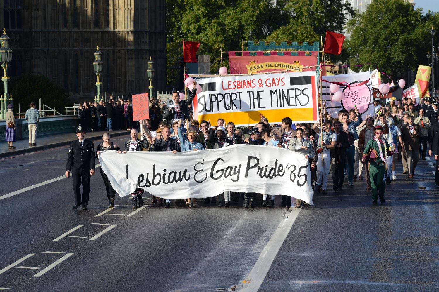 Le cortège LGBT soutient la lutte ouvrière contre le gouvernement de Margaret Thatcher dans le film "PRIDE" réalisé par Matthew Warchus.