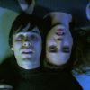 Les personnages de Jared Leto et Jennifer Connely planent en fixant la caméra. Image issue du film "Requiem for a dream" réalisé par Darren Aronofsky.