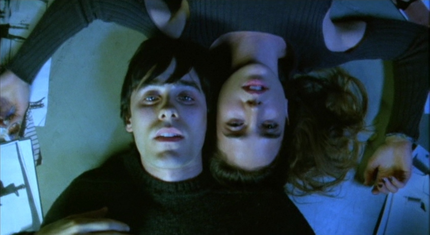 Les personnages de Jared Leto et Jennifer Connely planent en fixant la caméra. Image issue du film "Requiem for a dream" réalisé par Darren Aronofsky.