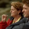 Grace (Brenda Blethyn) et Matthew (Craig Ferguson) fument un joint. Une scène issue du film "Saving Grace" réalisé par Nigel Cole.