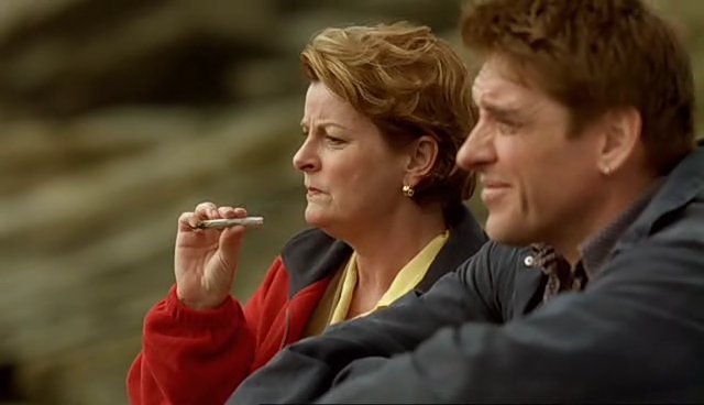 Grace (Brenda Blethyn) et Matthew (Craig Ferguson) fument un joint. Une scène issue du film "Saving Grace" réalisé par Nigel Cole.
