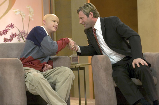 Un lobbyste du tabac (Harvey Keitel) serre la main à un jeune homme cancéreux sur le plateau d'un tak-show américain.