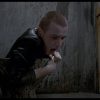 Rent (incarné par Ewan McGregor) sort d'une cuvette de toilettes crasseuse. Image issue du film Trainspotting réalisé par Danny Boyle.