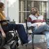 Deux hommes (incarnés par Joaqui Phoenix et Jonah Hill) avec des look rétro discutent. Image issue du film "Don't worry he won't get far on foot" réalisé par Gus Van Sant.