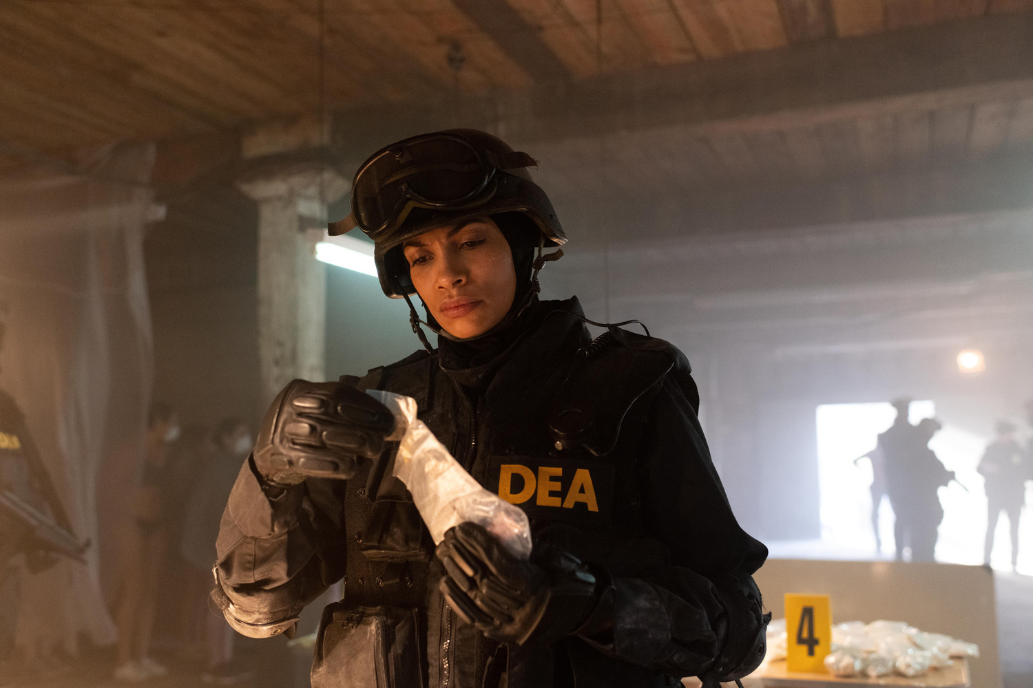 Rosario Dawson en inspectrice de la DEA dans la série Dopesick crée par Mark Strong pour la plateforme Disney+.