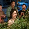 Nancy Botwin (incarnée par Mary-Louise Parker) et son équipe regardent leur plan de cannabis. Image issue de la série "Weeds" crée par Jenji Kohan.