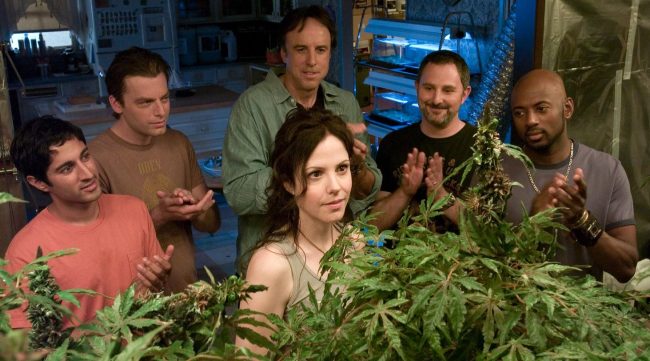 Nancy Botwin (incarnée par Mary-Louise Parker) et son équipe regardent leur plan de cannabis. Image issue de la série "Weeds" crée par Jenji Kohan.