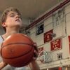 Le personnage incarné par Léonardo Dicaprio joue au basket visiblement sous influence de drogue (il n'a vraiment pas bonne mine). Image issue du film "BasketBall Diaries"réalisé par Scott Kalvert.