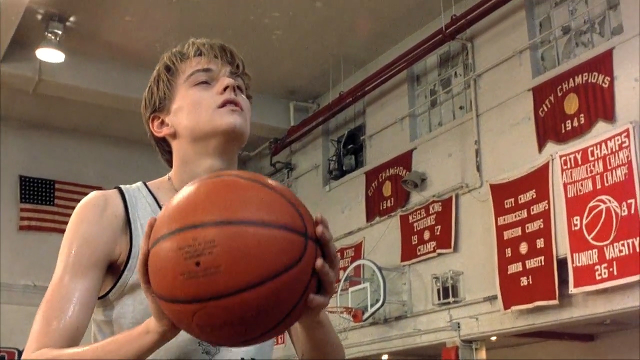 Le personnage incarné par Léonardo Dicaprio joue au basket visiblement sous influence de drogue (il n'a vraiment pas bonne mine). Image issue du film "BasketBall Diaries"réalisé par Scott Kalvert.