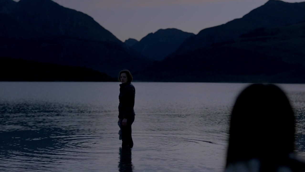 Elisabeth Moss incarne Robin Griffin dans la série "Top of the lake" crée par Jane Campion.