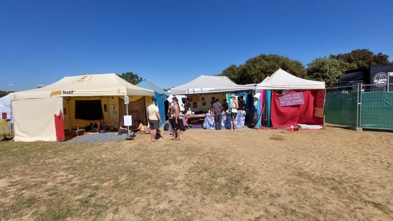 Les stands de RdR de TKT et Axess en plein milieu du festival - Son Libre 2024 - Kepsmag