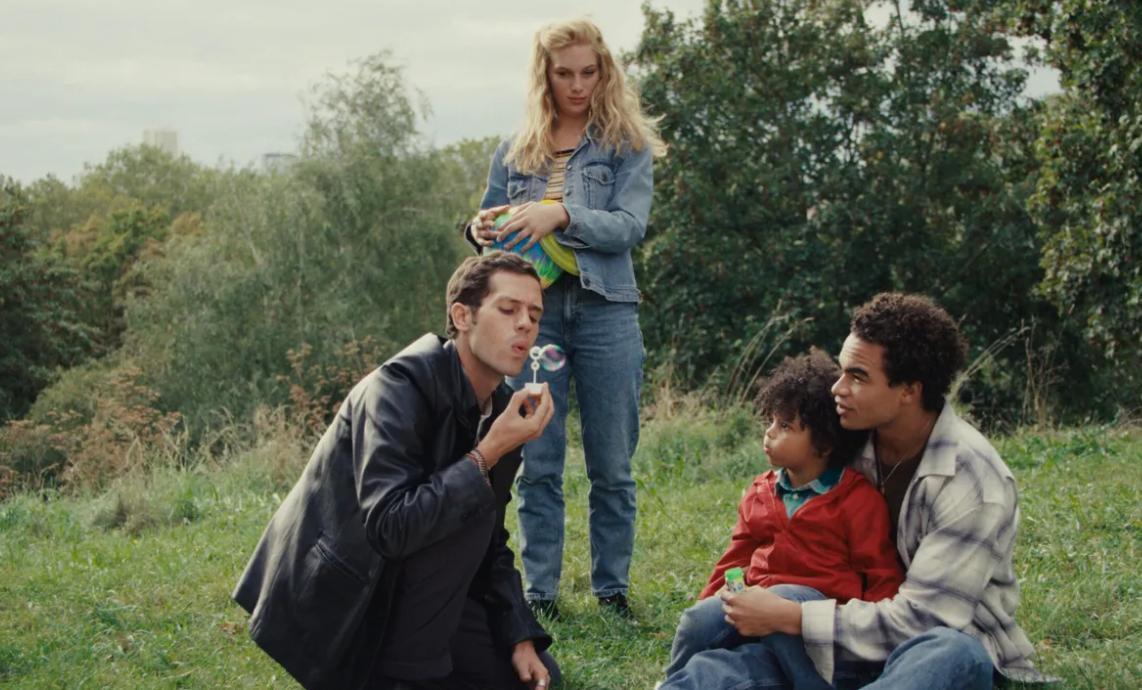 Victor Belmondo, Théo Christine,Lou Lampros et Hélyos Johnson dans le film Vivre, mourir renaître de Gaël Morel