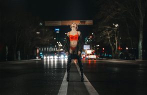 Femme sous vêtement dans la rue de nuit