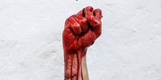 Endométriose, poing levé, sang sur les mains