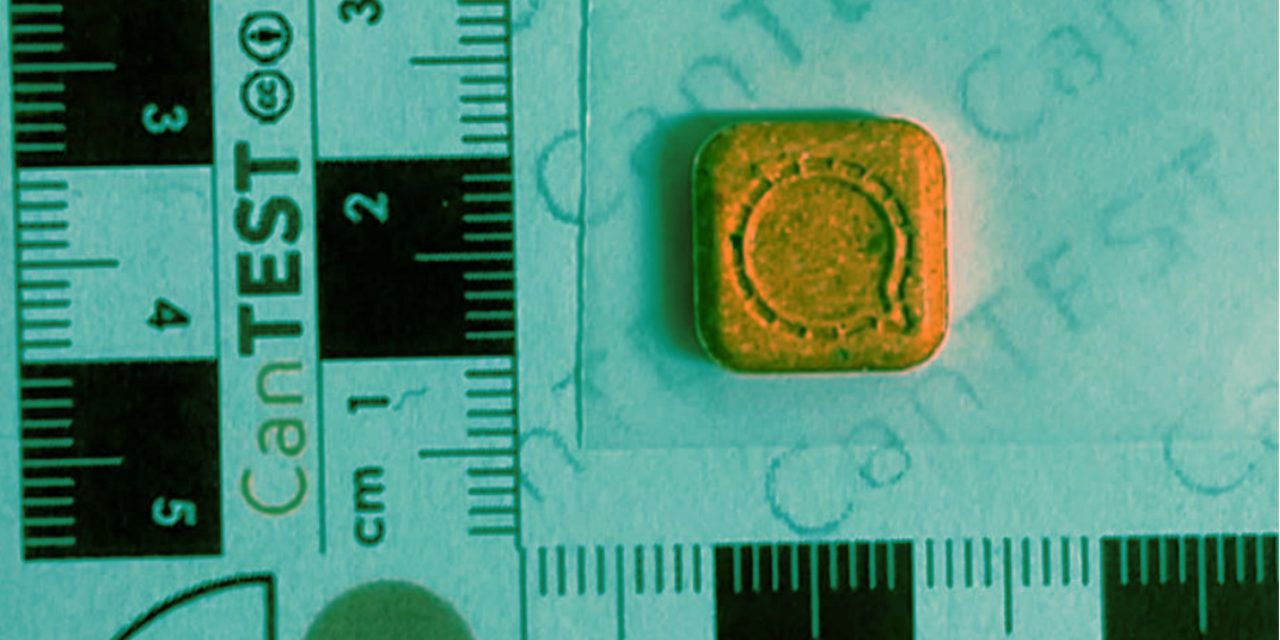 Comprimés d'ecstasy colorés et dosage taz mesuré en laboratoire d'analyse